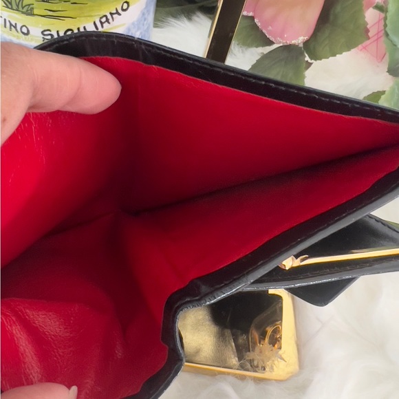 Gucci Leather Wallet with Kiss Lock - Picture 13 of 16